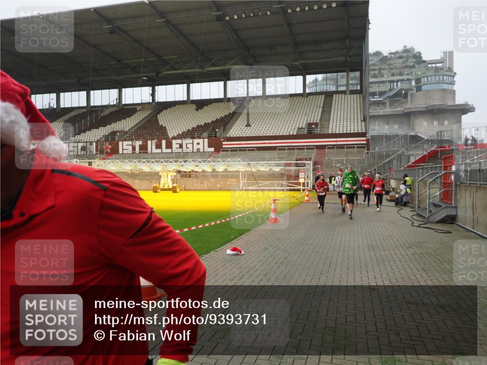 07.12.2025 - St. Pauli X-Mass-Run No. 15 Fabian Wolf http://msf.ph/oto/9393731 07.12.2025 10:20:24 Ziel 447, 452, 459, 461, 478, 2187, 2855, 3473, 3832, 4116, 4503, 4523 meine-sportfotos.de