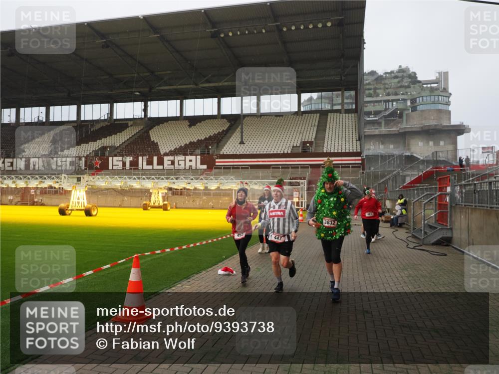 07.12.2025 - St. Pauli X-Mass-Run No. 15 Fabian Wolf http://msf.ph/oto/9393738 07.12.2025 10:20:27 Ziel 447, 452, 461, 478, 2187, 2855, 3473, 3832, 4116, 4490, 4503, 4523 meine-sportfotos.de