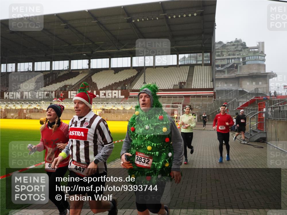 07.12.2025 - St. Pauli X-Mass-Run No. 15 Fabian Wolf http://msf.ph/oto/9393744 07.12.2025 10:20:29 Ziel 447, 452, 461, 478, 2187, 3473, 3832, 4116, 4490, 4523 meine-sportfotos.de