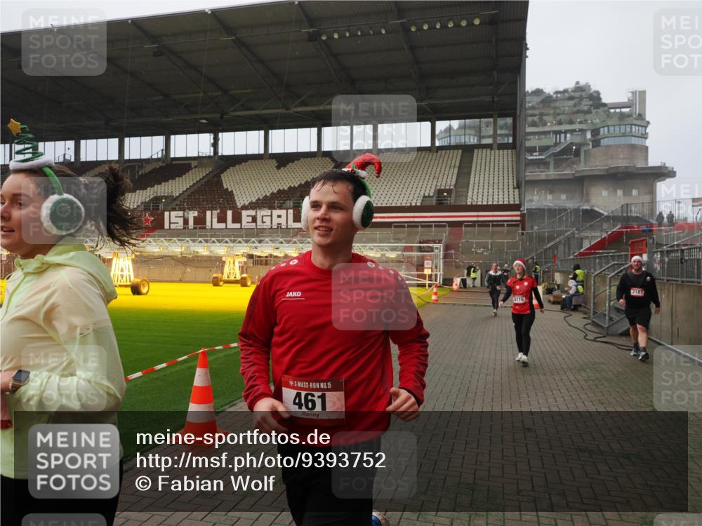 07.12.2025 - St. Pauli X-Mass-Run No. 15 Fabian Wolf http://msf.ph/oto/9393752 07.12.2025 10:20:31 Ziel 447, 452, 461, 478, 2187, 3473, 3832, 4116, 4490, 4523 meine-sportfotos.de