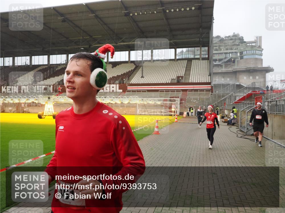 07.12.2025 - St. Pauli X-Mass-Run No. 15 Fabian Wolf http://msf.ph/oto/9393753 07.12.2025 10:20:31 Ziel 447, 452, 461, 478, 2187, 3473, 3832, 4116, 4490, 4523 meine-sportfotos.de