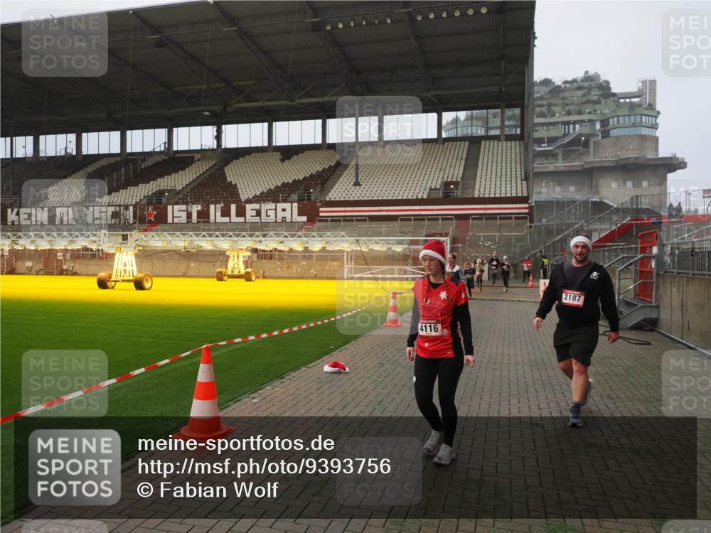 07.12.2025 - St. Pauli X-Mass-Run No. 15 Fabian Wolf http://msf.ph/oto/9393756 07.12.2025 10:20:34 Ziel 447, 452, 461, 478, 1016, 1076, 1466, 2187, 3473, 3832, 4116, 4490, 4523 meine-sportfotos.de