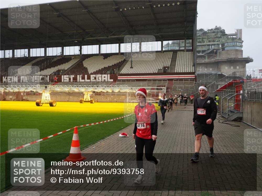 07.12.2025 - St. Pauli X-Mass-Run No. 15 Fabian Wolf http://msf.ph/oto/9393758 07.12.2025 10:20:34 Ziel 447, 452, 461, 478, 1016, 1076, 1466, 2187, 3473, 3832, 4116, 4490, 4523 meine-sportfotos.de