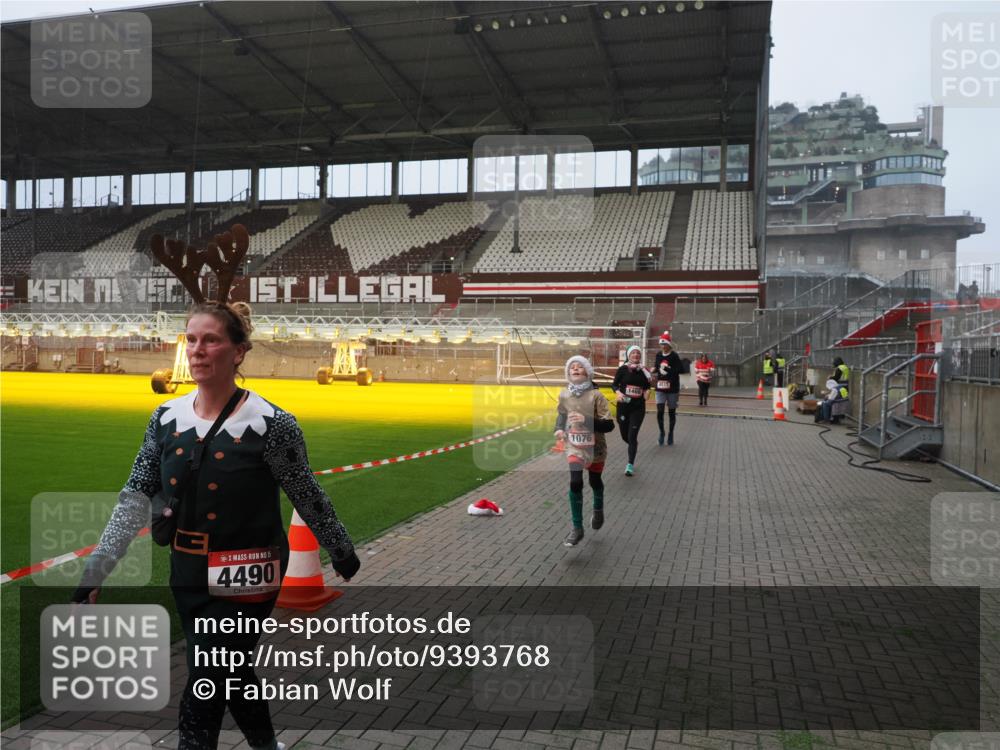 07.12.2025 - St. Pauli X-Mass-Run No. 15 Fabian Wolf http://msf.ph/oto/9393768 07.12.2025 10:20:40 Ziel 392, 447, 452, 461, 478, 1016, 1076, 1466, 2187, 3473, 3832, 4490, 4517 meine-sportfotos.de