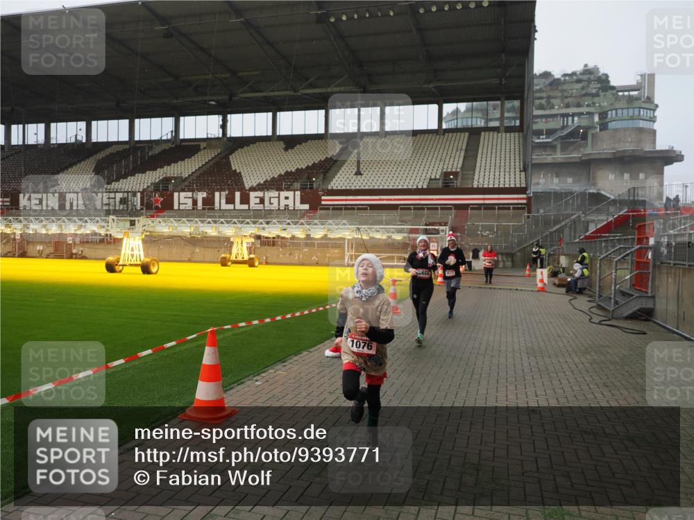 07.12.2025 - St. Pauli X-Mass-Run No. 15 Fabian Wolf http://msf.ph/oto/9393771 07.12.2025 10:20:40 Ziel 392, 447, 452, 461, 478, 1016, 1076, 1466, 2187, 3473, 3832, 4490, 4517 meine-sportfotos.de