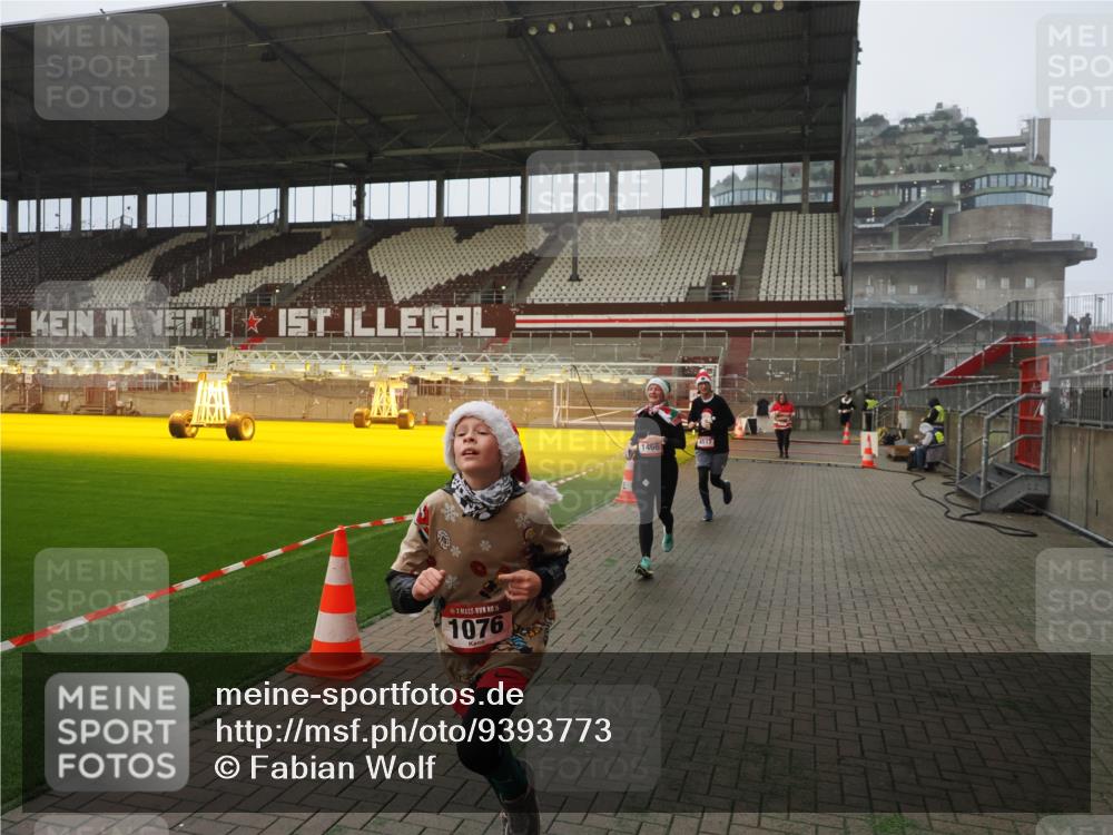 07.12.2025 - St. Pauli X-Mass-Run No. 15 Fabian Wolf http://msf.ph/oto/9393773 07.12.2025 10:20:41 Ziel 392, 447, 452, 461, 478, 1016, 1076, 1466, 2187, 3473, 4490, 4517 meine-sportfotos.de