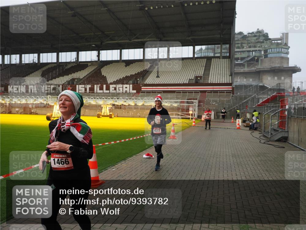 07.12.2025 - St. Pauli X-Mass-Run No. 15 Fabian Wolf http://msf.ph/oto/9393782 07.12.2025 10:20:43 Ziel 392, 1016, 1076, 1466, 4490, 4517 meine-sportfotos.de