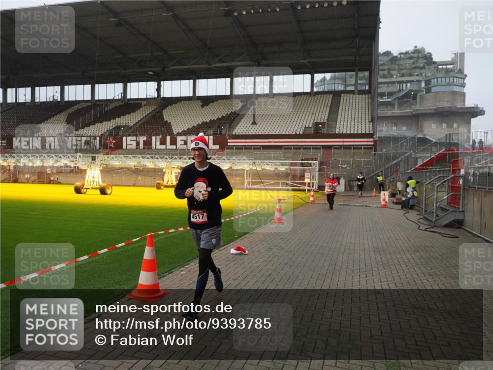 07.12.2025 - St. Pauli X-Mass-Run No. 15 Fabian Wolf http://msf.ph/oto/9393785 07.12.2025 10:20:43 Ziel 392, 1016, 1076, 1466, 4490, 4517 meine-sportfotos.de