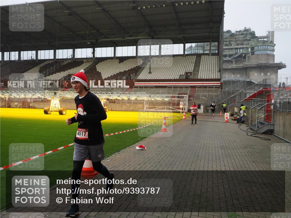 07.12.2025 - St. Pauli X-Mass-Run No. 15 Fabian Wolf http://msf.ph/oto/9393787 07.12.2025 10:20:44 Ziel 392, 1016, 1076, 1466, 4490, 4517 meine-sportfotos.de