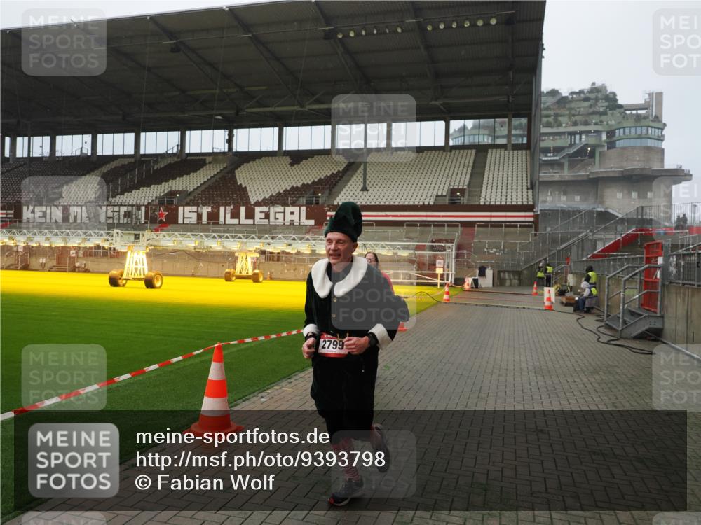 07.12.2025 - St. Pauli X-Mass-Run No. 15 Fabian Wolf http://msf.ph/oto/9393798 07.12.2025 10:20:52 Ziel 392, 1016, 1076, 1466, 2799, 4517 meine-sportfotos.de