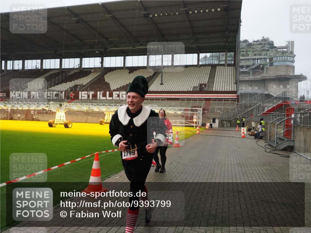 07.12.2025 - St. Pauli X-Mass-Run No. 15 Fabian Wolf http://msf.ph/oto/9393799 07.12.2025 10:20:52 Ziel 392, 1016, 1076, 1466, 2799, 4517 meine-sportfotos.de