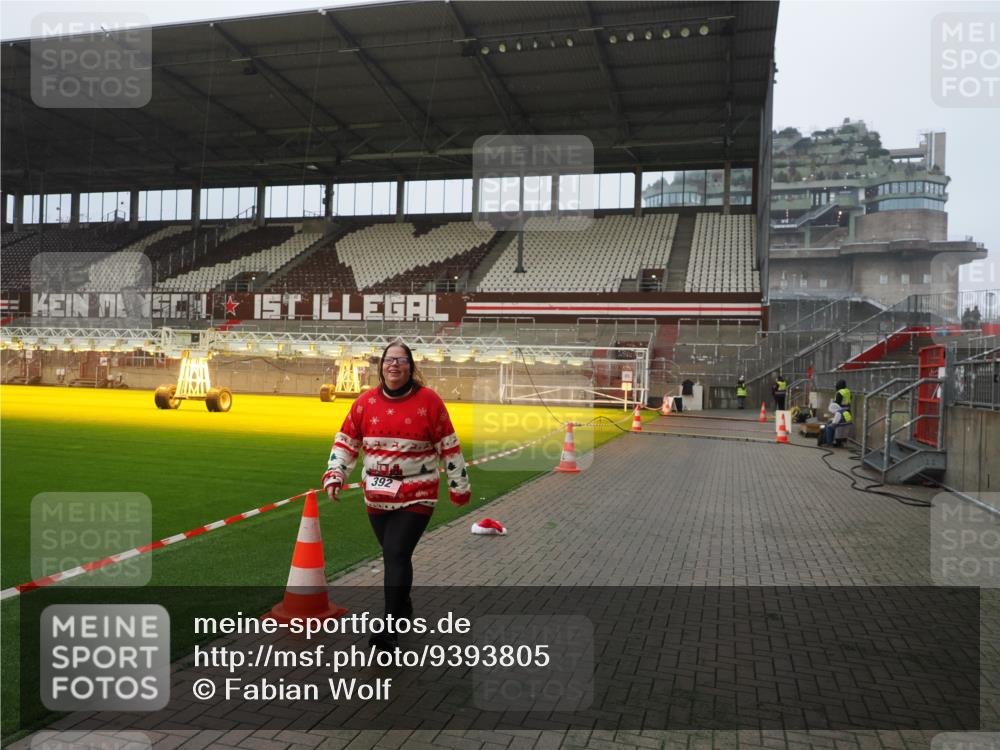 07.12.2025 - St. Pauli X-Mass-Run No. 15 Fabian Wolf http://msf.ph/oto/9393805 07.12.2025 10:20:54 Ziel 392, 1016, 1076, 1466, 2799, 4517 meine-sportfotos.de