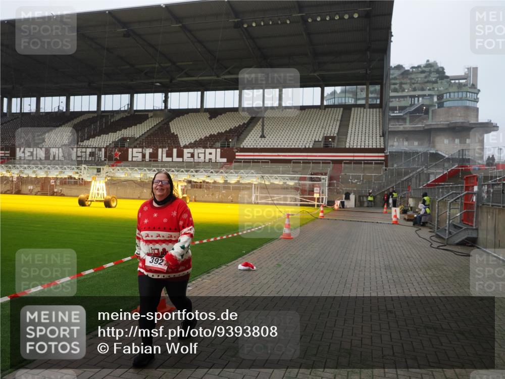 07.12.2025 - St. Pauli X-Mass-Run No. 15 Fabian Wolf http://msf.ph/oto/9393808 07.12.2025 10:20:55 Ziel 392, 2799, 4517 meine-sportfotos.de