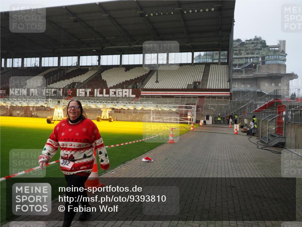 07.12.2025 - St. Pauli X-Mass-Run No. 15 Fabian Wolf http://msf.ph/oto/9393810 07.12.2025 10:20:55 Ziel 392, 2799, 4517 meine-sportfotos.de