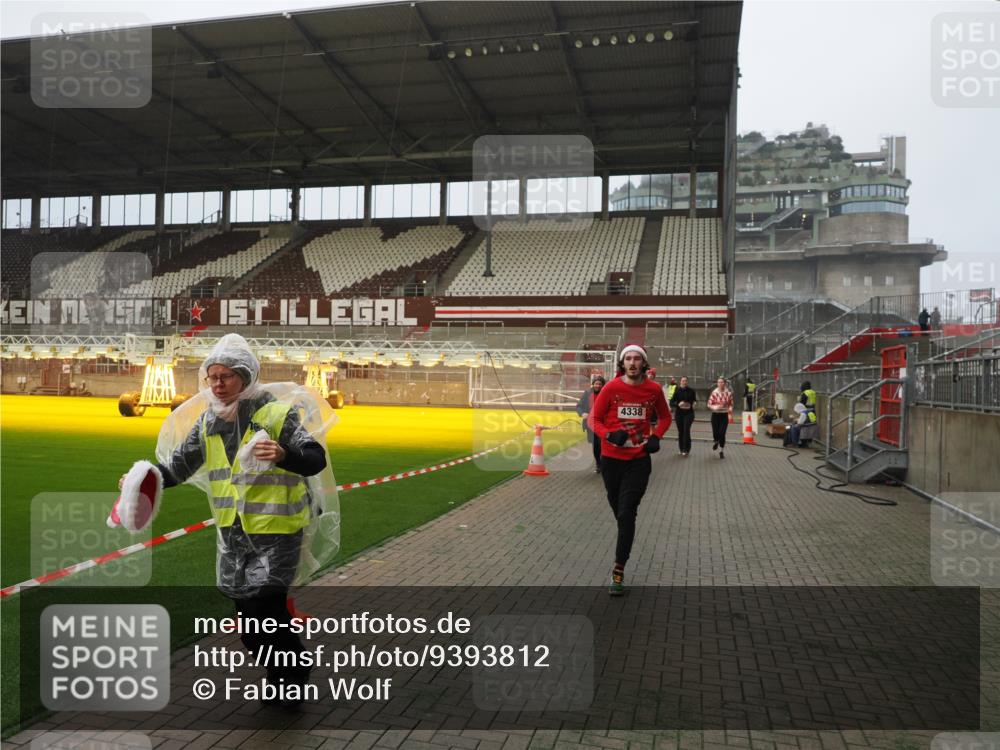 07.12.2025 - St. Pauli X-Mass-Run No. 15 Fabian Wolf http://msf.ph/oto/9393812 07.12.2025 10:21:07 Ziel 1386, 1407, 1898, 1900, 2565, 3984, 4338 meine-sportfotos.de