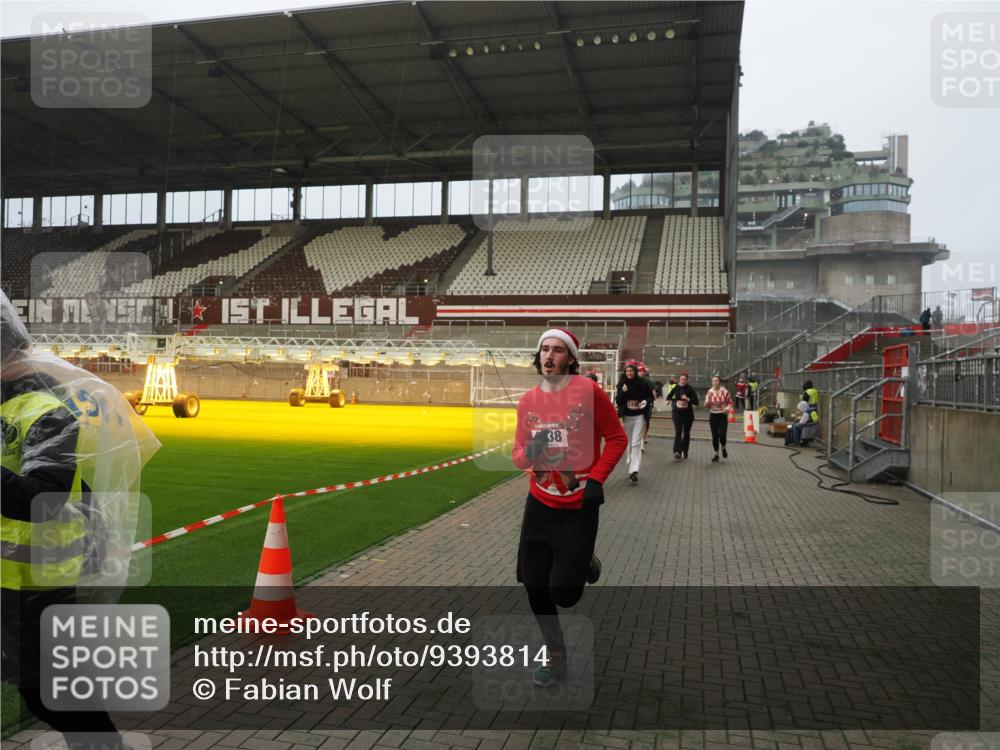 07.12.2025 - St. Pauli X-Mass-Run No. 15 Fabian Wolf http://msf.ph/oto/9393814 07.12.2025 10:21:07 Ziel 1386, 1407, 1898, 1900, 2565, 3984, 4338 meine-sportfotos.de