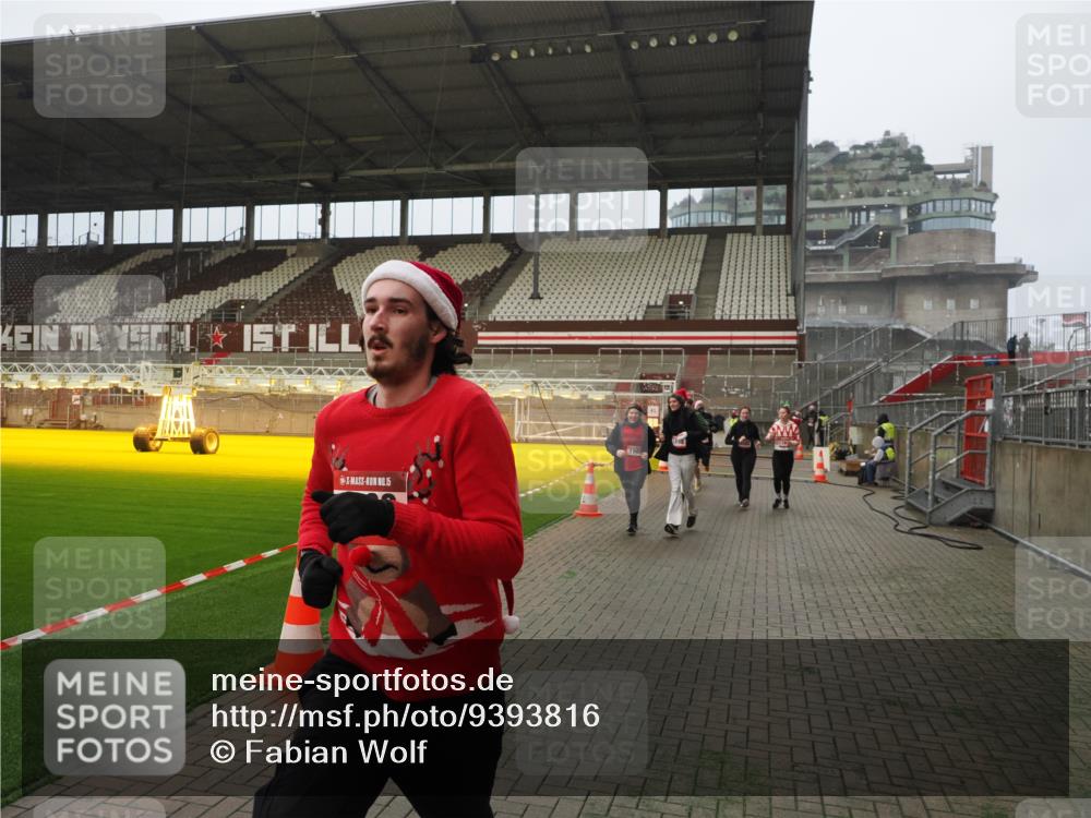 07.12.2025 - St. Pauli X-Mass-Run No. 15 Fabian Wolf http://msf.ph/oto/9393816 07.12.2025 10:21:08 Ziel 1386, 1407, 1898, 1900, 2565, 3984, 4338 meine-sportfotos.de