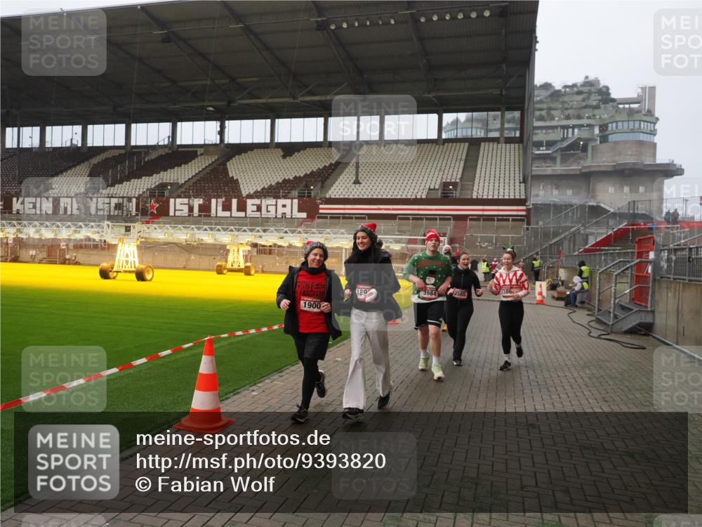 07.12.2025 - St. Pauli X-Mass-Run No. 15 Fabian Wolf http://msf.ph/oto/9393820 07.12.2025 10:21:10 Ziel 1386, 1407, 1898, 1900, 2565, 3984, 4338 meine-sportfotos.de
