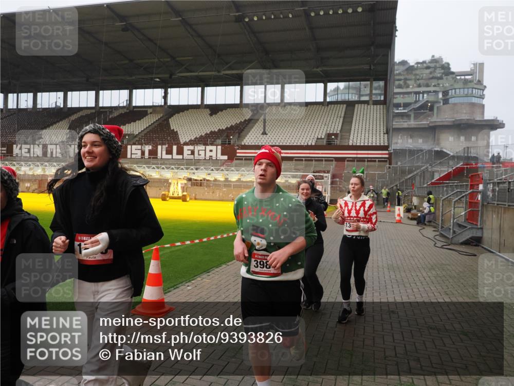 07.12.2025 - St. Pauli X-Mass-Run No. 15 Fabian Wolf http://msf.ph/oto/9393826 07.12.2025 10:21:11 Ziel 1386, 1407, 1898, 1900, 2173, 2565, 3984, 4338 meine-sportfotos.de