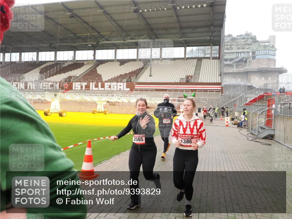 07.12.2025 - St. Pauli X-Mass-Run No. 15 Fabian Wolf http://msf.ph/oto/9393829 07.12.2025 10:21:12 Ziel 1386, 1407, 1898, 1900, 2173, 2565, 3849, 3984, 4338 meine-sportfotos.de