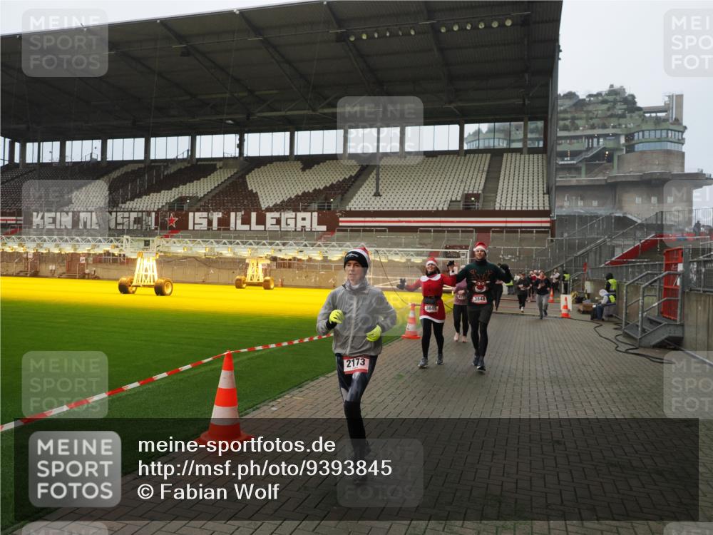 07.12.2025 - St. Pauli X-Mass-Run No. 15 Fabian Wolf http://msf.ph/oto/9393845 07.12.2025 10:21:19 Ziel 1326, 1386, 1407, 1898, 1900, 2173, 2565, 3062, 3384, 3540, 3541, 3848, 3849, 3984, 4117, 4338 meine-sportfotos.de