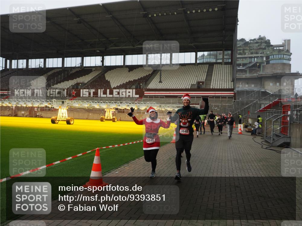 07.12.2025 - St. Pauli X-Mass-Run No. 15 Fabian Wolf http://msf.ph/oto/9393851 07.12.2025 10:21:20 Ziel 149, 1326, 1386, 1407, 1898, 1900, 2173, 2565, 3062, 3384, 3540, 3541, 3848, 3849, 3984, 4117, 4338 meine-sportfotos.de