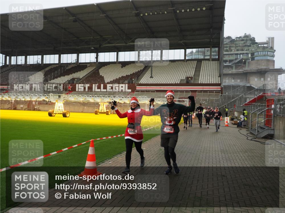07.12.2025 - St. Pauli X-Mass-Run No. 15 Fabian Wolf http://msf.ph/oto/9393852 07.12.2025 10:21:20 Ziel 149, 1326, 1386, 1407, 1898, 1900, 2173, 2565, 3062, 3384, 3540, 3541, 3848, 3849, 3984, 4117, 4338 meine-sportfotos.de