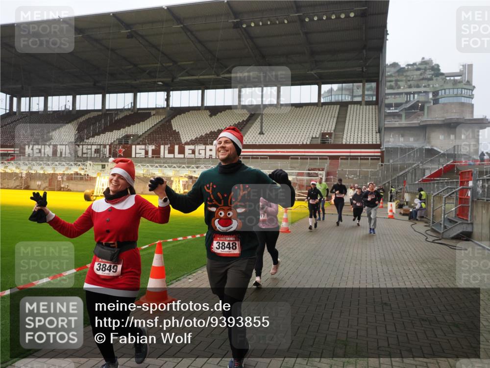 07.12.2025 - St. Pauli X-Mass-Run No. 15 Fabian Wolf http://msf.ph/oto/9393855 07.12.2025 10:21:21 Ziel 149, 270, 1326, 1386, 1407, 1898, 1900, 2173, 2565, 3062, 3384, 3540, 3541, 3848, 3849, 3984, 4117, 4338 meine-sportfotos.de