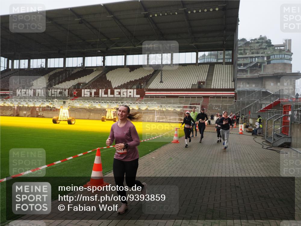 07.12.2025 - St. Pauli X-Mass-Run No. 15 Fabian Wolf http://msf.ph/oto/9393859 07.12.2025 10:21:22 Ziel 149, 270, 1326, 1386, 1407, 1898, 1900, 2173, 2565, 3062, 3091, 3384, 3540, 3541, 3848, 3849, 3984, 3988, 4117, 4338 meine-sportfotos.de