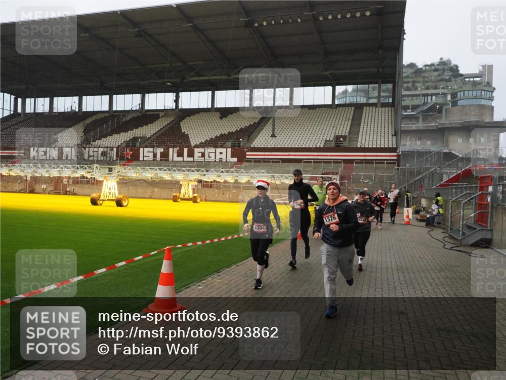 07.12.2025 - St. Pauli X-Mass-Run No. 15 Fabian Wolf http://msf.ph/oto/9393862 07.12.2025 10:21:23 Ziel 149, 270, 1326, 1386, 1407, 2173, 2565, 3062, 3091, 3384, 3540, 3541, 3848, 3849, 3984, 3988, 4117, 4338 meine-sportfotos.de