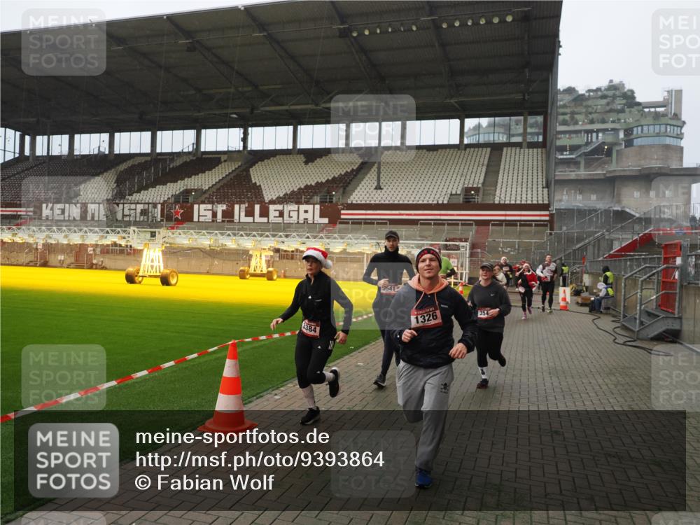 07.12.2025 - St. Pauli X-Mass-Run No. 15 Fabian Wolf http://msf.ph/oto/9393864 07.12.2025 10:21:24 Ziel 149, 270, 1326, 1407, 2173, 2927, 3062, 3091, 3384, 3540, 3541, 3848, 3849, 3984, 3988, 4117, 4338 meine-sportfotos.de
