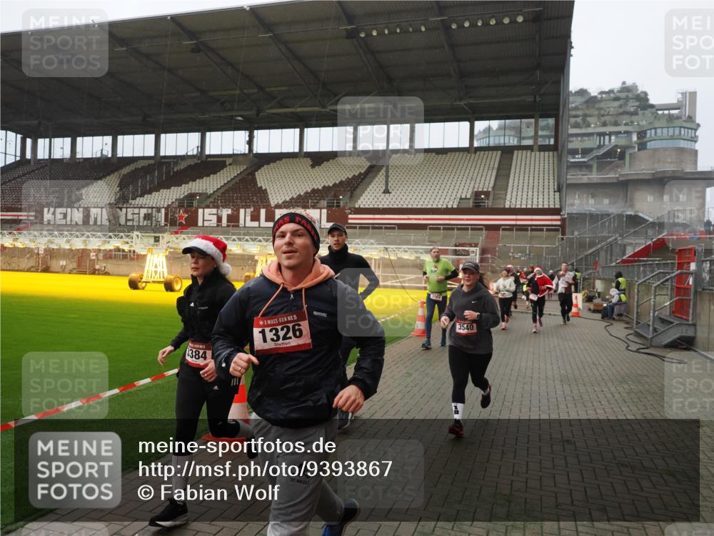 07.12.2025 - St. Pauli X-Mass-Run No. 15 Fabian Wolf http://msf.ph/oto/9393867 07.12.2025 10:21:24 Ziel 149, 270, 1326, 1407, 2173, 2927, 3062, 3091, 3384, 3540, 3541, 3848, 3849, 3984, 3988, 4117, 4338 meine-sportfotos.de