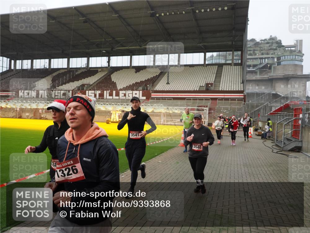 07.12.2025 - St. Pauli X-Mass-Run No. 15 Fabian Wolf http://msf.ph/oto/9393868 07.12.2025 10:21:25 Ziel 149, 270, 1326, 2173, 2927, 3062, 3091, 3384, 3540, 3541, 3848, 3849, 3984, 3988, 4117 meine-sportfotos.de