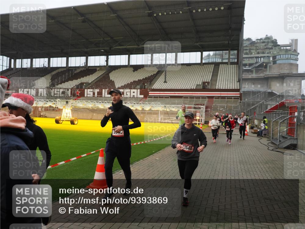 07.12.2025 - St. Pauli X-Mass-Run No. 15 Fabian Wolf http://msf.ph/oto/9393869 07.12.2025 10:21:25 Ziel 149, 270, 1326, 2173, 2927, 3062, 3091, 3384, 3540, 3541, 3848, 3849, 3984, 3988, 4117 meine-sportfotos.de