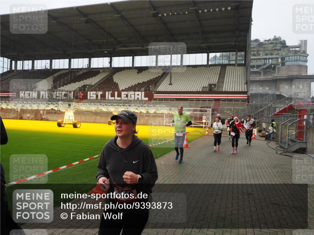 07.12.2025 - St. Pauli X-Mass-Run No. 15 Fabian Wolf http://msf.ph/oto/9393873 07.12.2025 10:21:26 Ziel 149, 270, 1326, 2173, 2927, 3062, 3091, 3384, 3540, 3541, 3848, 3849, 3988, 4117, 4169, 4170 meine-sportfotos.de