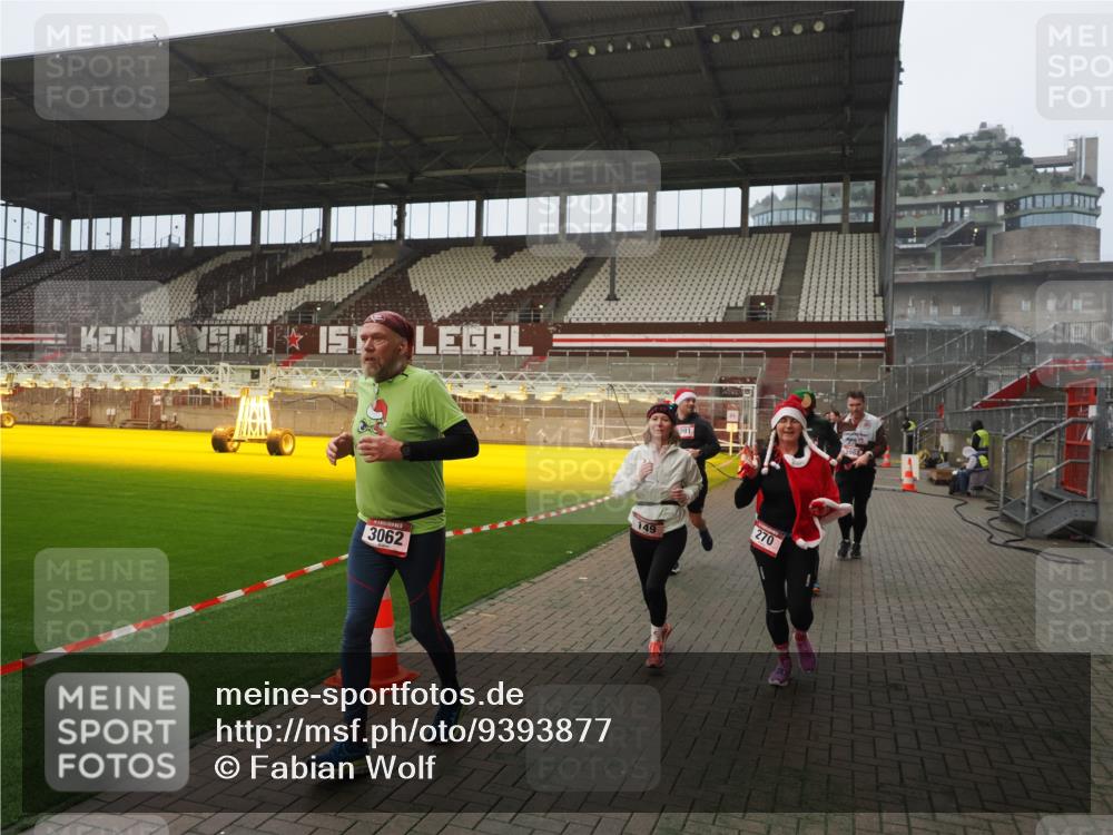 07.12.2025 - St. Pauli X-Mass-Run No. 15 Fabian Wolf http://msf.ph/oto/9393877 07.12.2025 10:21:28 Ziel 149, 270, 1326, 2173, 2927, 2997, 3062, 3091, 3384, 3540, 3541, 3848, 3849, 3988, 4117, 4169, 4170 meine-sportfotos.de