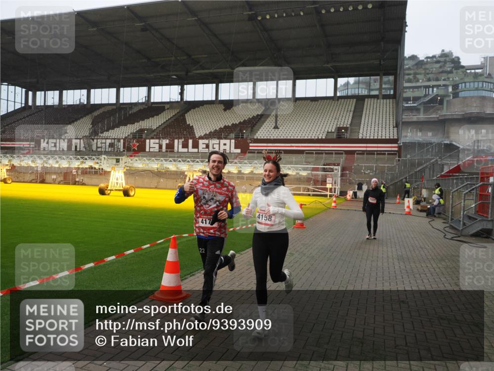 07.12.2025 - St. Pauli X-Mass-Run No. 15 Fabian Wolf http://msf.ph/oto/9393909 07.12.2025 10:21:37 Ziel 149, 270, 2927, 2997, 3091, 3540, 3541, 3988, 4158, 4169, 4170 meine-sportfotos.de