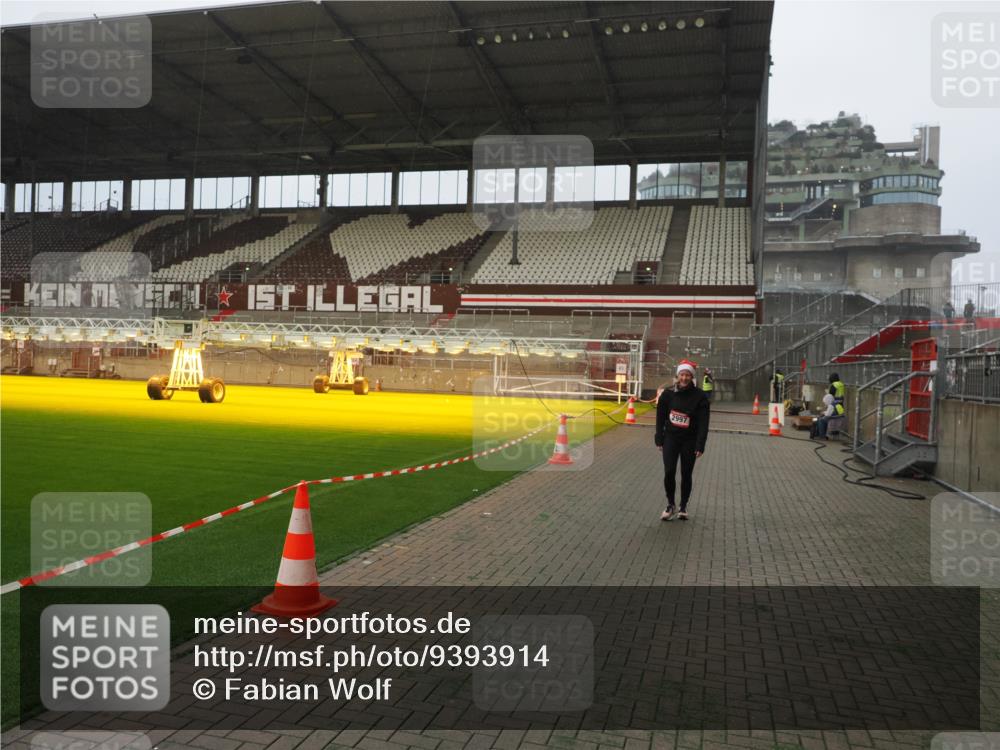 07.12.2025 - St. Pauli X-Mass-Run No. 15 Fabian Wolf http://msf.ph/oto/9393914 07.12.2025 10:21:39 Ziel 149, 270, 2927, 2997, 3091, 3988, 4158, 4169, 4170 meine-sportfotos.de