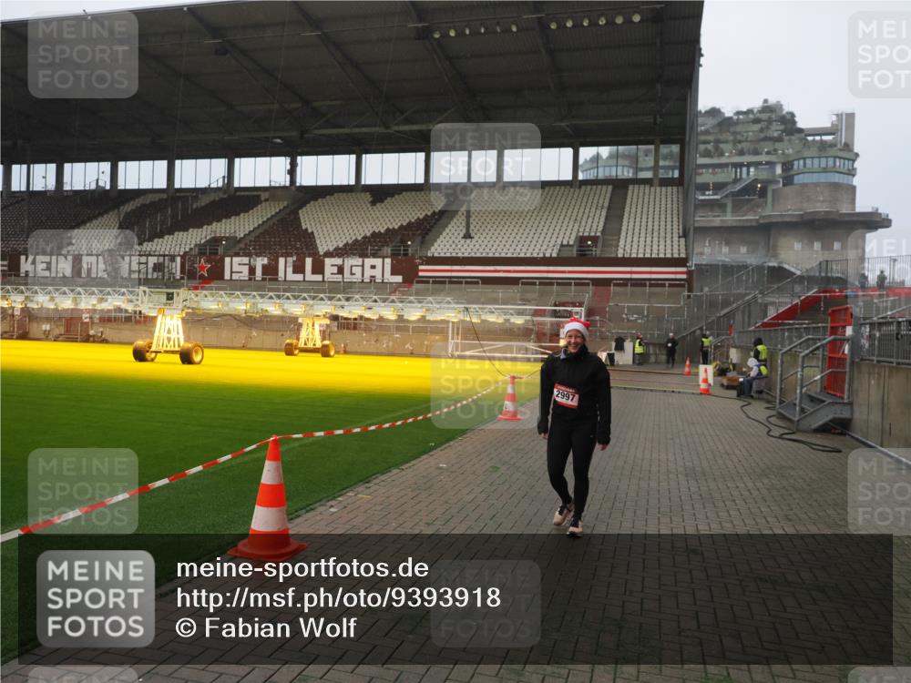 07.12.2025 - St. Pauli X-Mass-Run No. 15 Fabian Wolf http://msf.ph/oto/9393918 07.12.2025 10:21:41 Ziel 270, 2927, 2997, 3091, 3988, 4158, 4169, 4170 meine-sportfotos.de