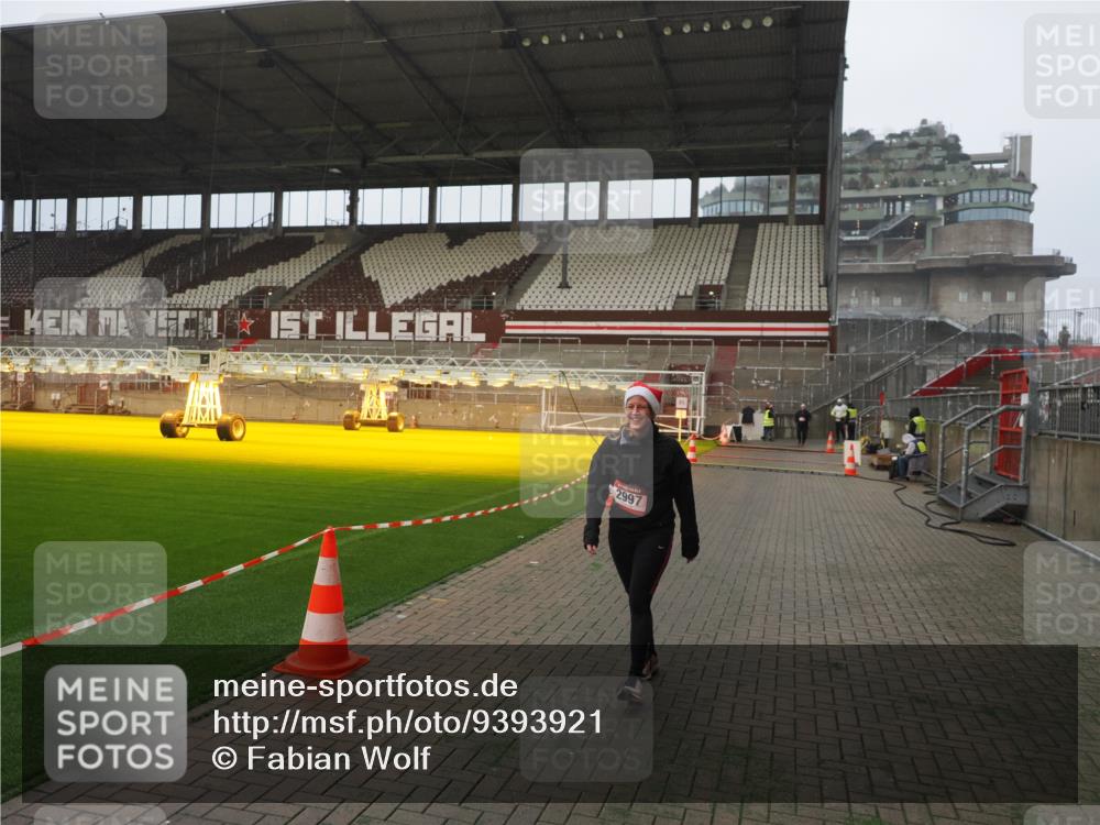 07.12.2025 - St. Pauli X-Mass-Run No. 15 Fabian Wolf http://msf.ph/oto/9393921 07.12.2025 10:21:41 Ziel 270, 2927, 2997, 3091, 3988, 4158, 4169, 4170 meine-sportfotos.de