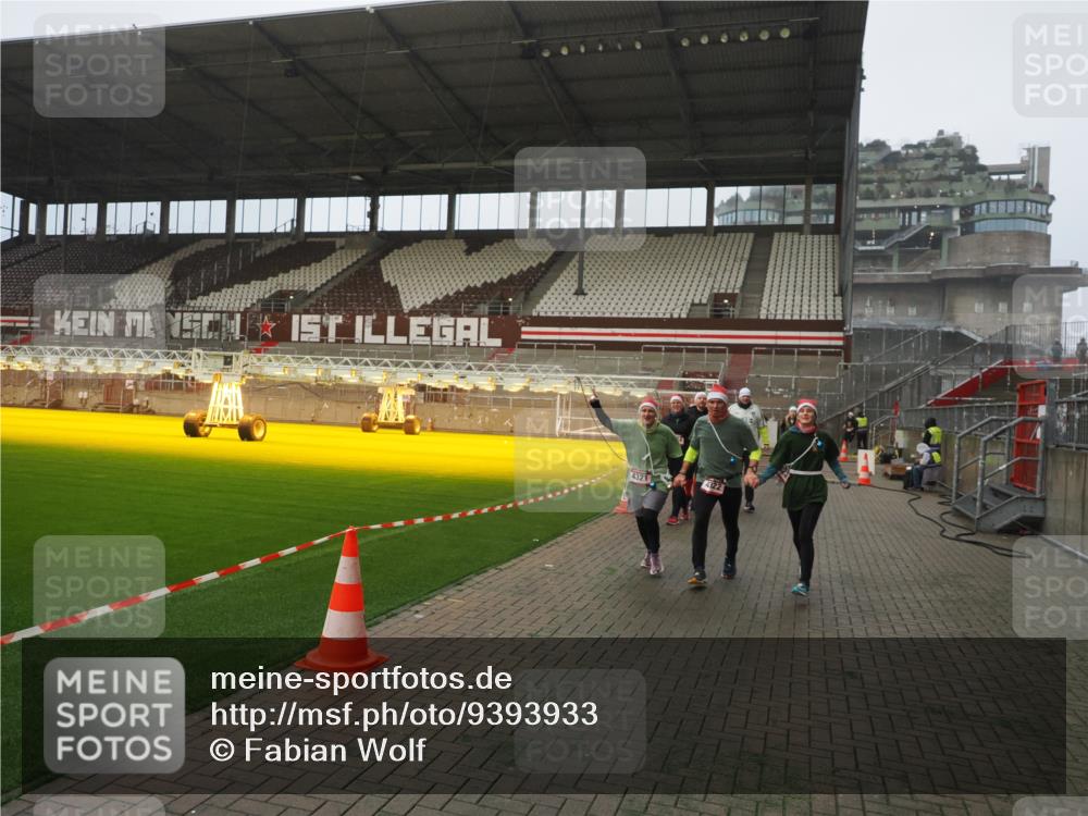 07.12.2025 - St. Pauli X-Mass-Run No. 15 Fabian Wolf http://msf.ph/oto/9393933 07.12.2025 10:21:58 Ziel 1488, 2944, 2945, 3999, 4000, 4321, 4322, 4323, 4415 meine-sportfotos.de