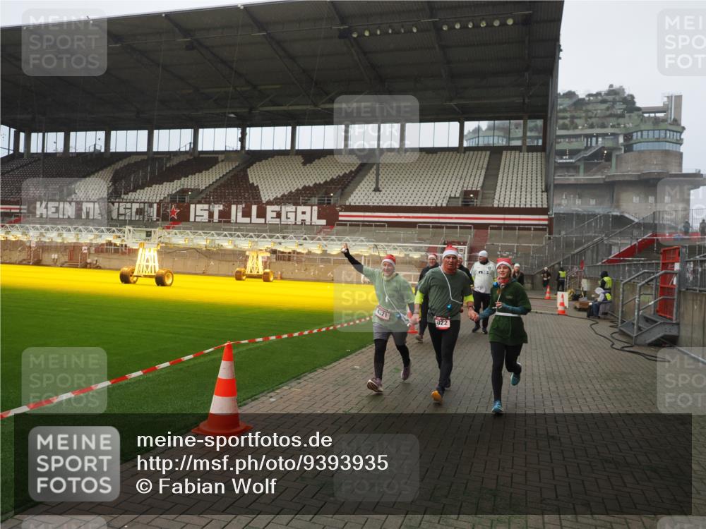 07.12.2025 - St. Pauli X-Mass-Run No. 15 Fabian Wolf http://msf.ph/oto/9393935 07.12.2025 10:21:59 Ziel 1488, 2944, 2945, 3999, 4000, 4321, 4322, 4323, 4415 meine-sportfotos.de