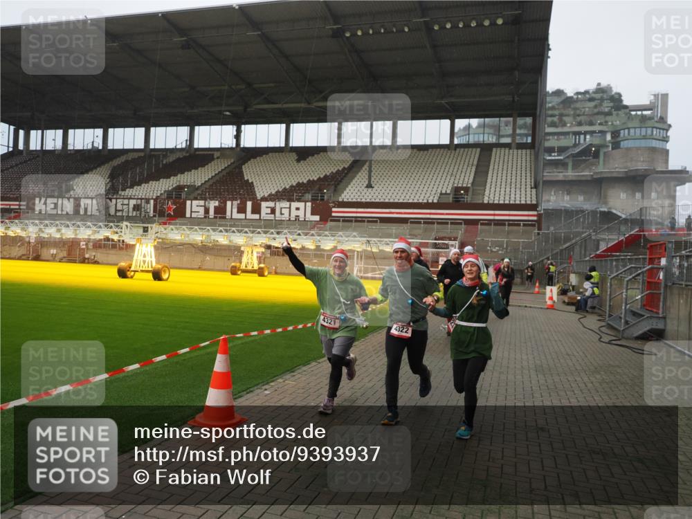 07.12.2025 - St. Pauli X-Mass-Run No. 15 Fabian Wolf http://msf.ph/oto/9393937 07.12.2025 10:21:59 Ziel 1488, 2944, 2945, 3999, 4000, 4321, 4322, 4323, 4415 meine-sportfotos.de