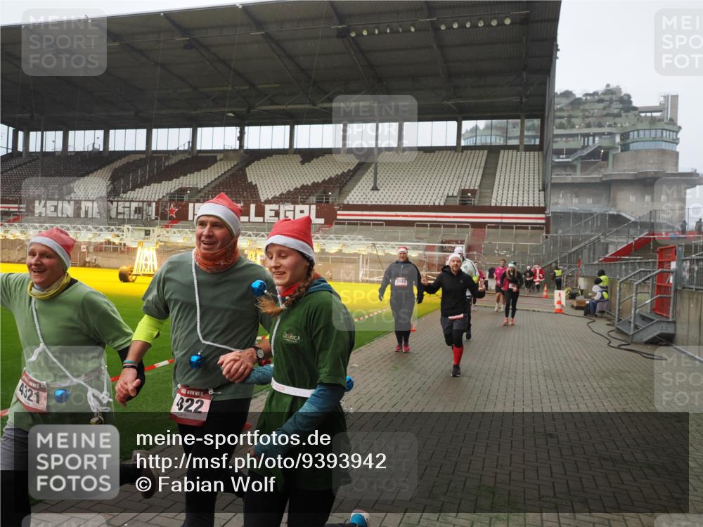 07.12.2025 - St. Pauli X-Mass-Run No. 15 Fabian Wolf http://msf.ph/oto/9393942 07.12.2025 10:22:00 Ziel 1488, 2944, 2945, 3999, 4000, 4321, 4322, 4323, 4415 meine-sportfotos.de