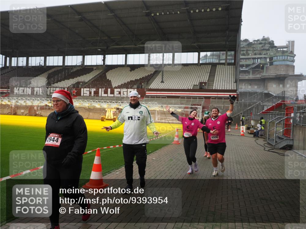 07.12.2025 - St. Pauli X-Mass-Run No. 15 Fabian Wolf http://msf.ph/oto/9393954 07.12.2025 10:22:05 Ziel 1371, 1488, 2819, 2944, 2945, 3431, 3736, 3999, 4000, 4321, 4322, 4323, 4415 meine-sportfotos.de