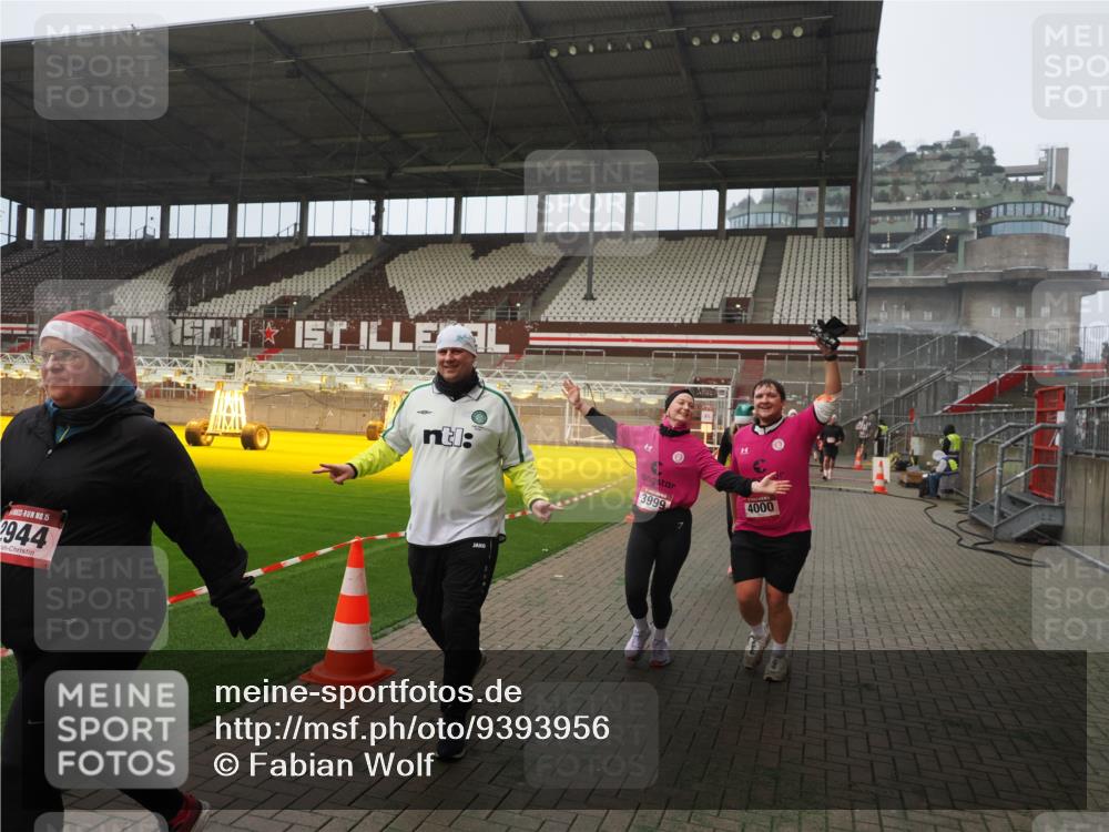 07.12.2025 - St. Pauli X-Mass-Run No. 15 Fabian Wolf http://msf.ph/oto/9393956 07.12.2025 10:22:05 Ziel 1371, 1488, 2819, 2944, 2945, 3431, 3736, 3999, 4000, 4321, 4322, 4323, 4415 meine-sportfotos.de