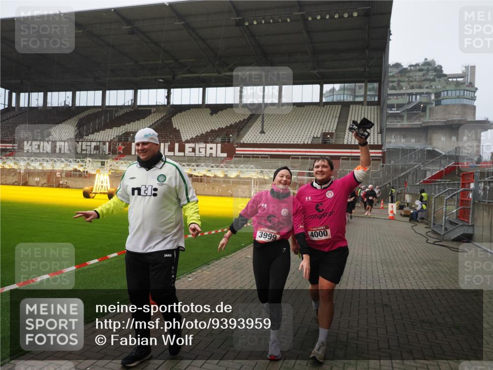 07.12.2025 - St. Pauli X-Mass-Run No. 15 Fabian Wolf http://msf.ph/oto/9393959 07.12.2025 10:22:06 Ziel 1371, 1488, 2817, 2818, 2819, 2945, 3431, 3736, 3999, 4000, 4321, 4322, 4323, 4415 meine-sportfotos.de