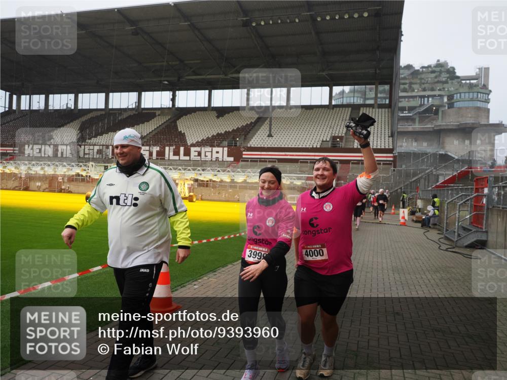 07.12.2025 - St. Pauli X-Mass-Run No. 15 Fabian Wolf http://msf.ph/oto/9393960 07.12.2025 10:22:06 Ziel 1371, 1488, 2817, 2818, 2819, 2945, 3431, 3736, 3999, 4000, 4321, 4322, 4323, 4415 meine-sportfotos.de