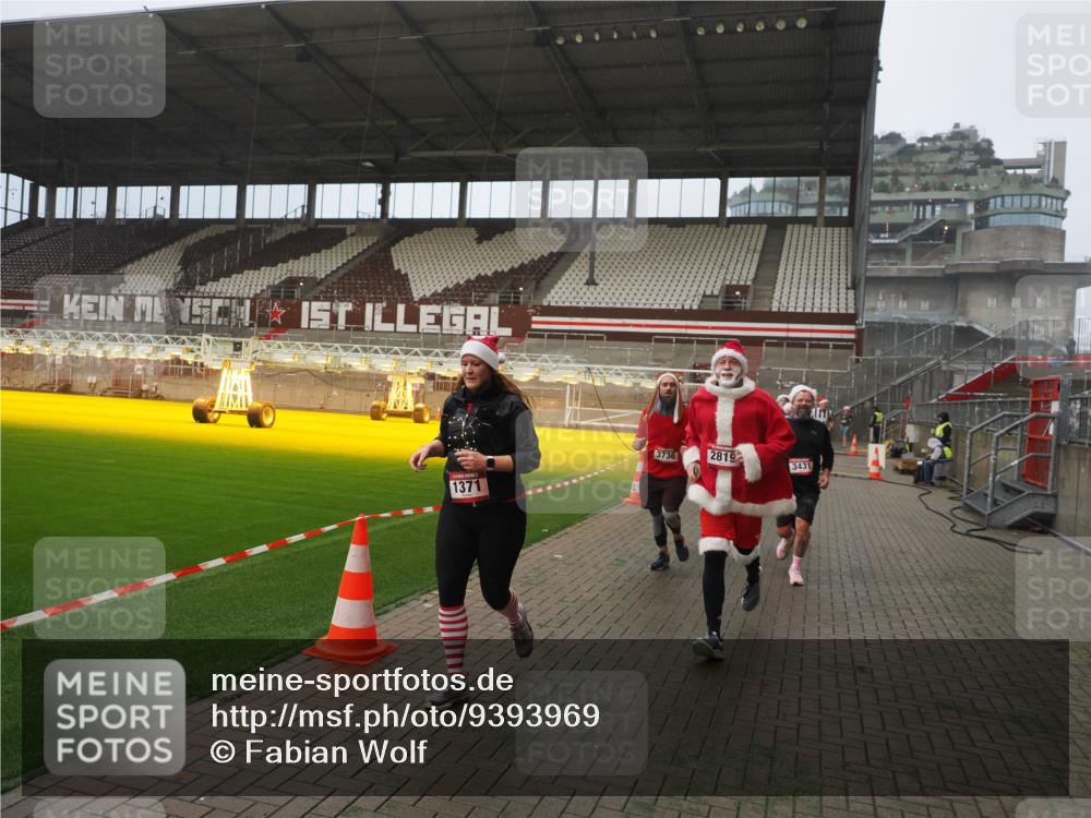 07.12.2025 - St. Pauli X-Mass-Run No. 15 Fabian Wolf http://msf.ph/oto/9393969 07.12.2025 10:22:11 Ziel 1371, 1488, 2817, 2818, 2819, 3431, 3736, 3999, 4000, 4321, 4322, 4323, 4415, 4774 meine-sportfotos.de