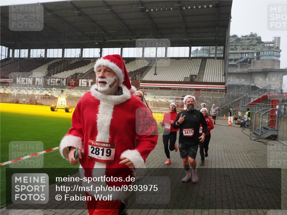 07.12.2025 - St. Pauli X-Mass-Run No. 15 Fabian Wolf http://msf.ph/oto/9393975 07.12.2025 10:22:12 Ziel 1371, 1488, 2817, 2818, 2819, 3431, 3736, 3999, 4000, 4321, 4322, 4323, 4415, 4774 meine-sportfotos.de